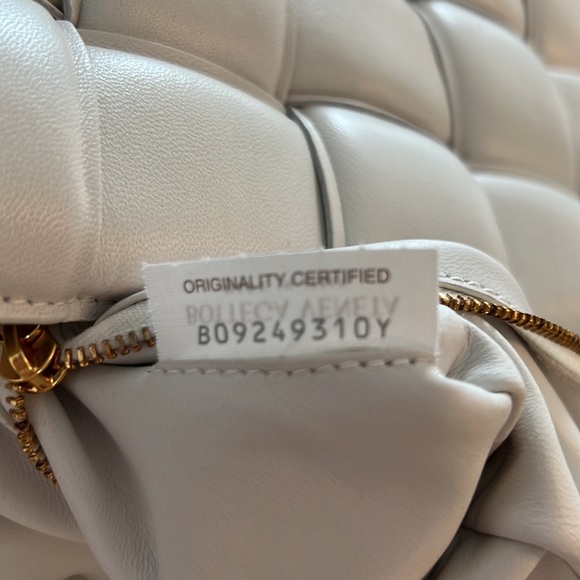 BOTTEGA VENETA
SIZE: 10”W x 7”H x 3”D
5” Gold Handle Drop
20” Strap Chain Drop - Picture 7 of 7